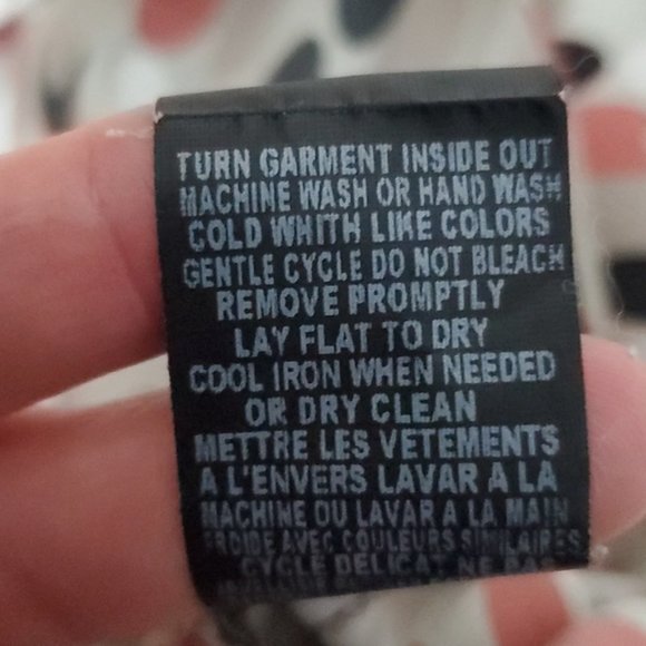 Larry Levine Ruffled Flutter Sleeveless Blouse with oval circle pattern - Picture 9 of 10